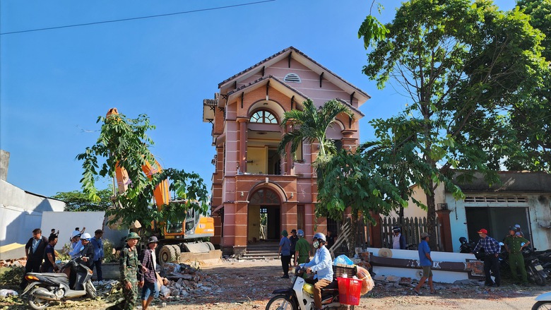 Cận cảnh gia chủ th&aacute;o dỡ căn biệt thự nhường đất l&agrave;m cao tốc- Ảnh 2.