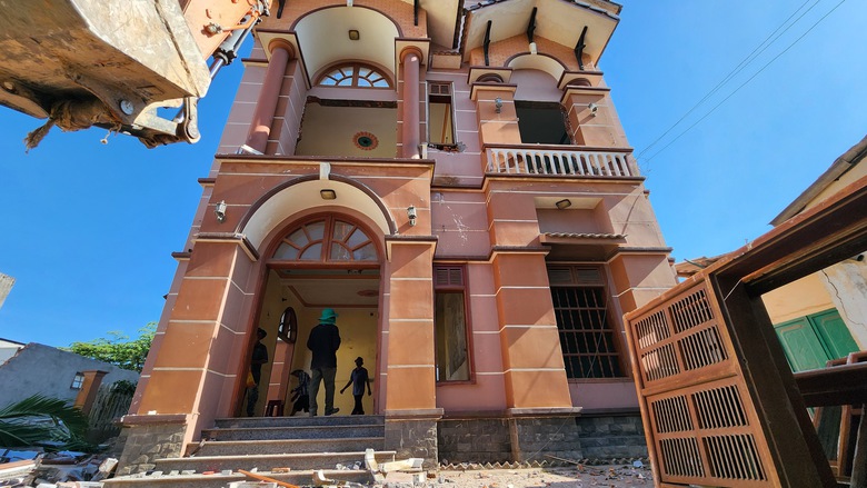 Cận cảnh gia chủ th&aacute;o dỡ căn biệt thự nhường đất l&agrave;m cao tốc- Ảnh 5.