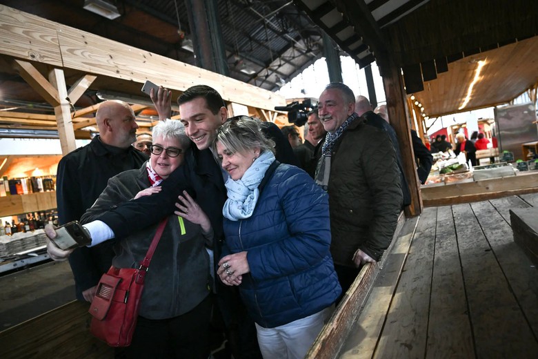 Ch&acirc;n dung ch&iacute;nh trị gia trẻ tuổi khiến ch&iacute;nh trường Ph&aacute;p chao đảo- Ảnh 2.