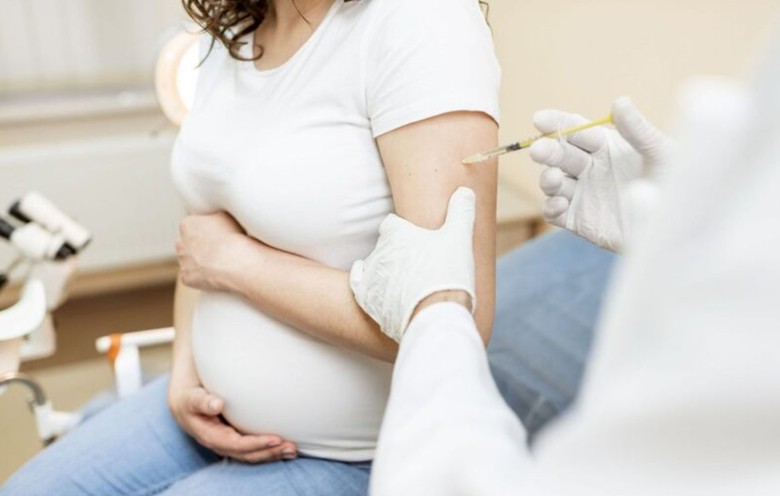 Thai phụ ti&ecirc;m vaccine ph&ograve;ng c&uacute;m m&ugrave;a c&oacute; ảnh hưởng thai nhi?- Ảnh 1.