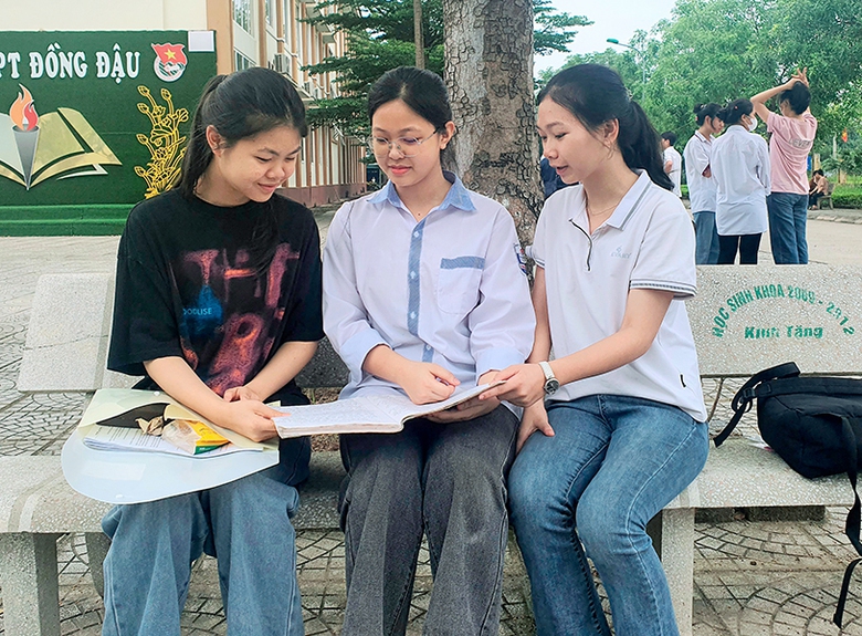 C&aacute;c th&iacute; sinh Vĩnh Ph&uacute;c tham dự kỳ thi tuyển sinh v&agrave;o lớp 10 năm học 2024 - 2025. (Ảnh: B&aacute;o Vĩnh Ph&uacute;c)