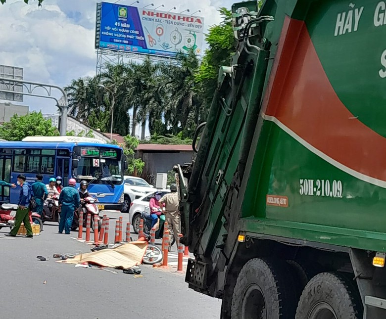 Va chạm với xe chở rác, người phụ nữ tử vong tại chỗ- Ảnh 1.