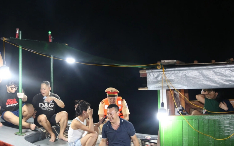 Quảng Ninh xử mạnh t&agrave;u chở kh&aacute;ch đi tour tr&aacute;i ph&eacute;p tr&ecirc;n vịnh Hạ Long- Ảnh 1.