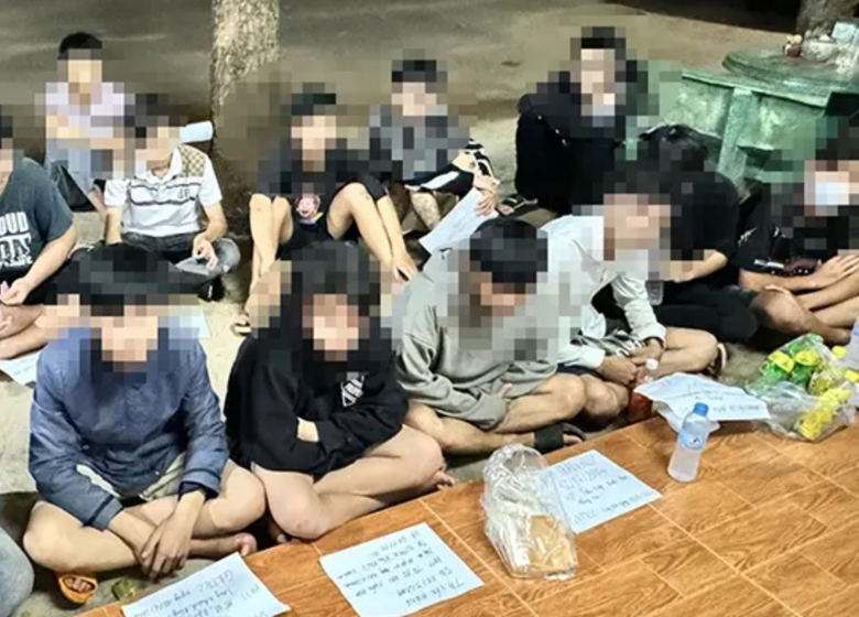 Ngăn chặn hai nh&oacute;m c&ocirc;n đồ mang dao kiếm chuẩn bị "chiến" nhau- Ảnh 1.