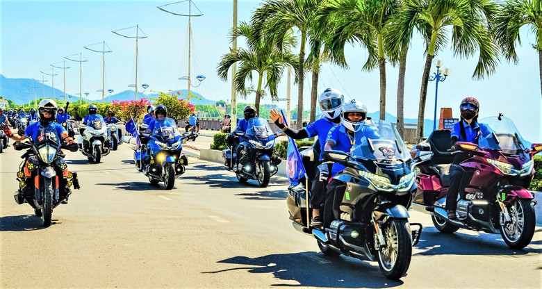 Th&iacute;ch th&uacute; d&agrave;n xe Jeep v&agrave; m&ocirc; t&ocirc; Harley Davidson tr&ecirc;n phố biển Nha Trang- Ảnh 1.