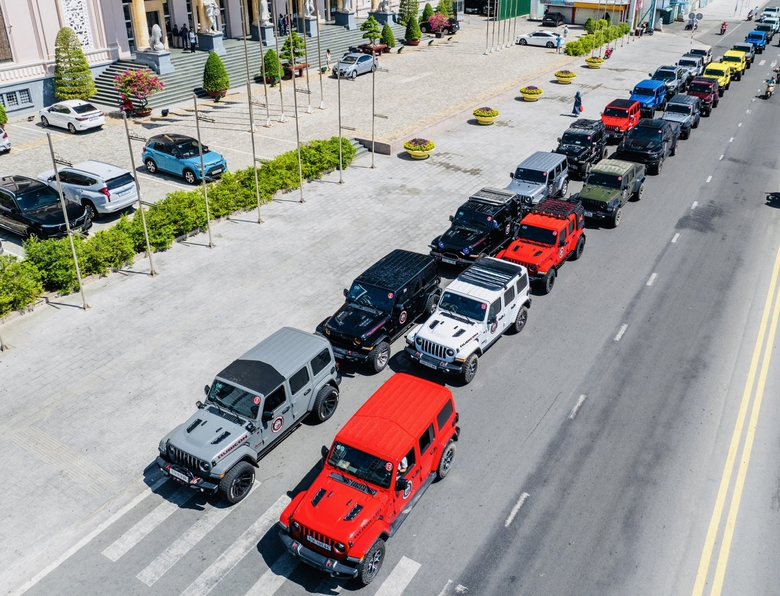 Th&iacute;ch th&uacute; d&agrave;n xe Jeep v&agrave; m&ocirc; t&ocirc; Harley Davidson tr&ecirc;n phố biển Nha Trang- Ảnh 8.