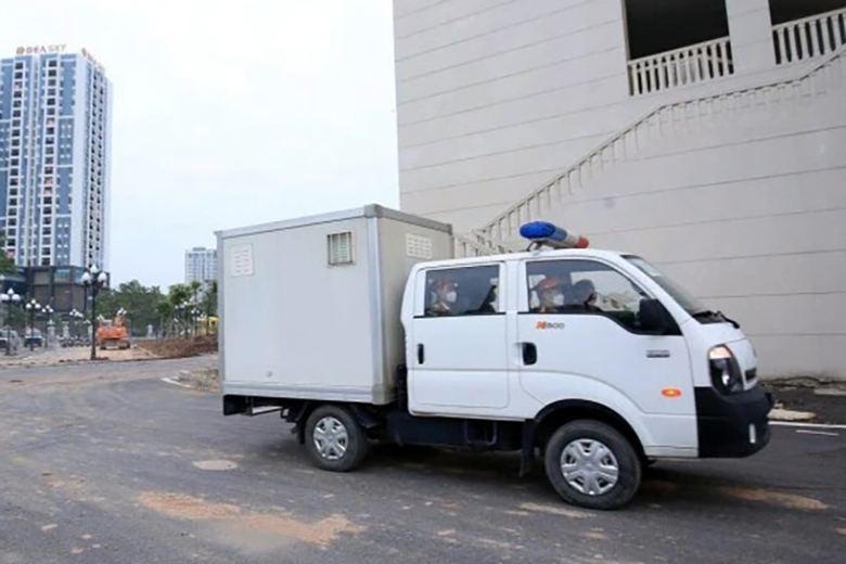 Hai cựu c&aacute;n bộ hải quan lĩnh &aacute;n trong vụ bu&ocirc;n lậu l&ocirc; h&agrave;ng hơn 10 triệu USD- Ảnh 1.