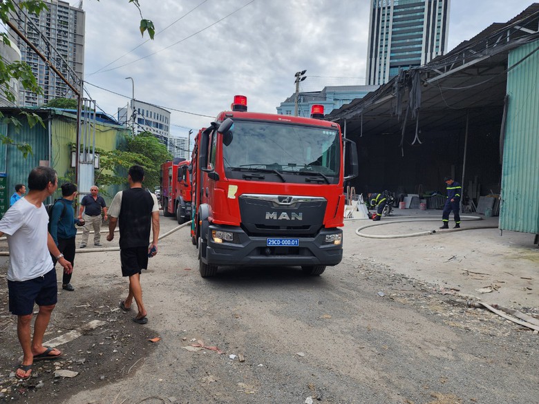 Ch&aacute;y nh&agrave; xưởng ở Cầu Giấy, nhiều &ocirc; t&ocirc; th&aacute;o chạy- Ảnh 3.