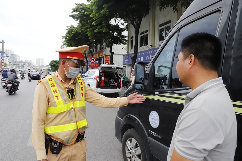 CSGT ki&ecirc;n tr&igrave; xử l&yacute; xe kh&aacute;ch chạy "r&ugrave;a b&ograve;", n&eacute; chốt- Ảnh 7.