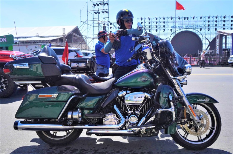 Th&iacute;ch th&uacute; d&agrave;n xe Jeep v&agrave; m&ocirc; t&ocirc; Harley Davidson tr&ecirc;n phố biển Nha Trang- Ảnh 4.