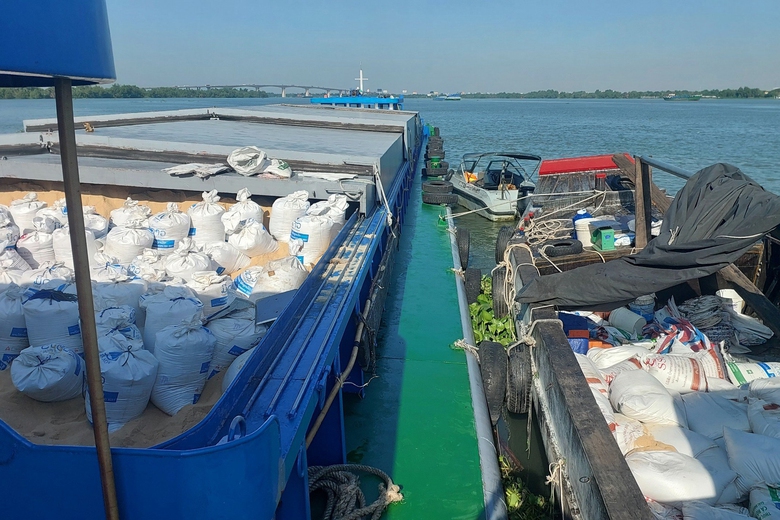 Hiện trường vụ CSGT v&agrave; cảnh s&aacute;t cơ động ph&aacute; vụ trộm cắp t&agrave;i sản tr&ecirc;n s&ocirc;ng- Ảnh 3.