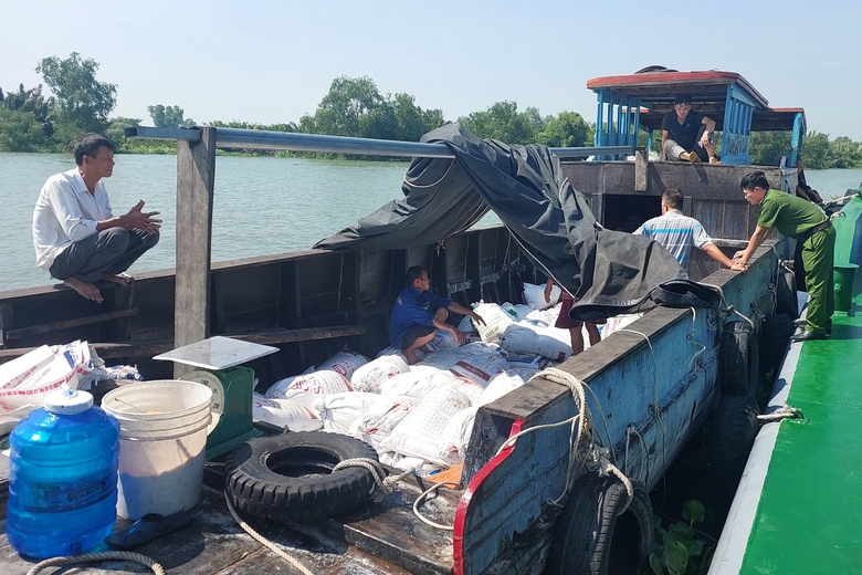 Hiện trường vụ CSGT v&agrave; cảnh s&aacute;t cơ động ph&aacute; vụ trộm cắp t&agrave;i sản tr&ecirc;n s&ocirc;ng- Ảnh 6.