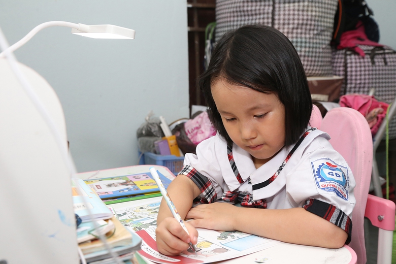 Tương lai mịt mờ của b&eacute; g&aacute;i mồ c&ocirc;i cha mẹ- Ảnh 2.