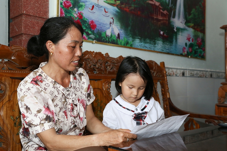 Tương lai mịt mờ của b&eacute; g&aacute;i mồ c&ocirc;i cha mẹ- Ảnh 1.