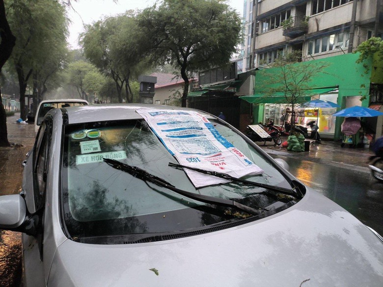 C&acirc;y đổ đầy đường, nước ngập l&ecirc;nh l&aacute;ng ngay trung t&acirc;m TP.HCM- Ảnh 10.
