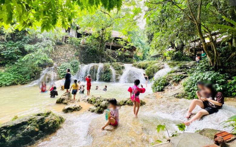 Thủy điện ở H&ograve;a B&igrave;nh bất ngờ xả lũ cuốn tr&ocirc;i du kh&aacute;ch: Bộ N&ocirc;ng nghiệp truy tr&aacute;ch nhiệm- Ảnh 1.