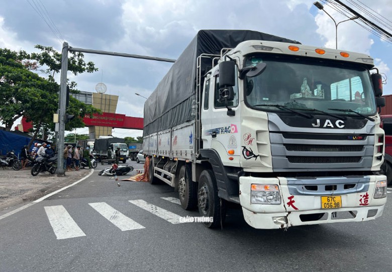 Hiện trường vụ tai nạn khiến c&ocirc; g&aacute;i tử vong tại chỗ.