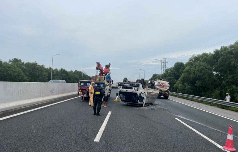 Hiện trường vụ tai nạn xe tải nổ lốp rồi lật ngửa tr&ecirc;n cao tốc H&agrave; Nội - Hải Ph&ograve;ng.