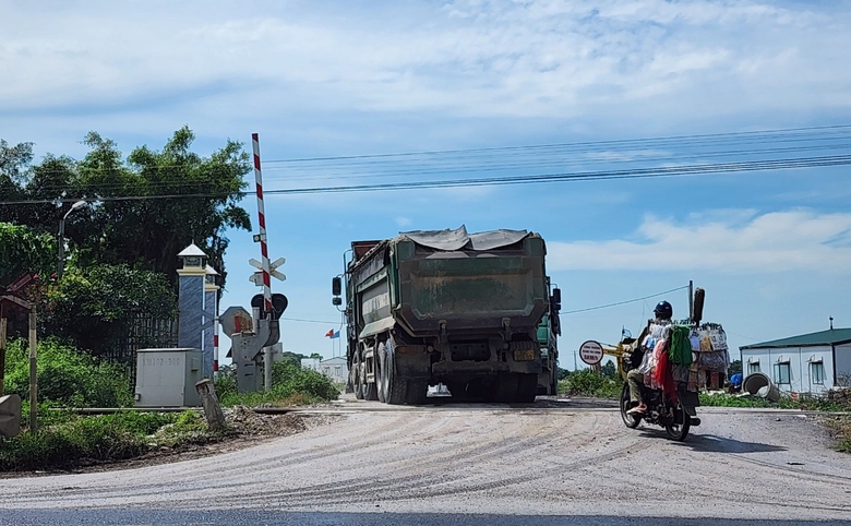 Nam Định: Đường đ&ecirc; "oằn m&igrave;nh" dưới b&aacute;nh h&agrave;ng đo&agrave;n xe tải phục vụ dự &aacute;n- Ảnh 4.