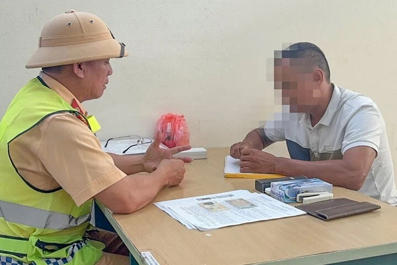 2 l&aacute;i xe đi ngược chiều tr&ecirc;n cao tốc Nội B&agrave;i - L&agrave;o Cai bị xử phạt thế n&agrave;o?- Ảnh 1.