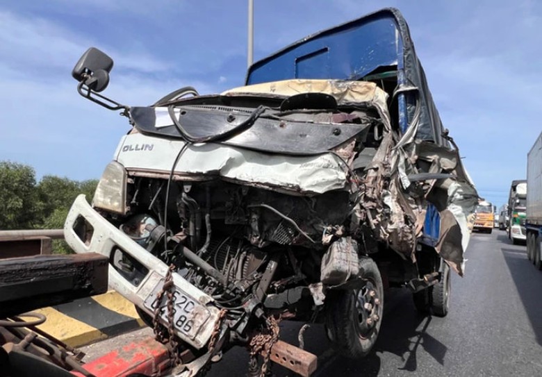 Chiếc xe tải bị biến dạng phần đầu khiến tài xế tử vong tại chỗ - Ảnh: B. Thiên. Chiếc xe tải bị biến dạng phần đầu khiến tài xế tử vong tại chỗ - Ảnh: B. Thiên.