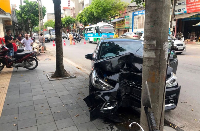 Hiện trường vụ tai nạn giữa &ocirc; t&ocirc; v&agrave; xe m&aacute;y tại TP Hải Dương khiến b&eacute; 7 tuổi tử vong thương t&acirc;m.