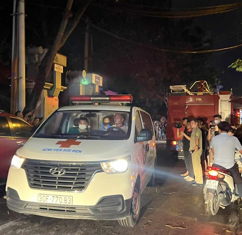 Hiện trường vụ cháy nhà 6 tầng ở Định Công Hạ, nghi có người mắc kẹt- Ảnh 1. Hiện trường vụ cháy nhà 6 tầng ở Định Công Hạ, nghi có người mắc kẹt- Ảnh 1.