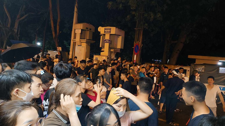 Hiện trường vụ cháy nhà 6 tầng ở Định Công Hạ, nghi có người mắc kẹt- Ảnh 8. Hiện trường vụ cháy nhà 6 tầng ở Định Công Hạ, nghi có người mắc kẹt- Ảnh 8.