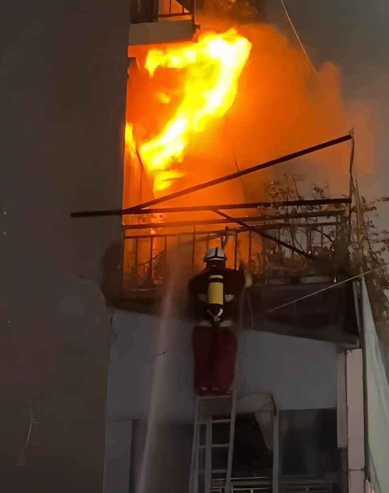 Hiện trường vụ cháy nhà 6 tầng ở Định Công Hạ, nghi có người mắc kẹt- Ảnh 5. Hiện trường vụ cháy nhà 6 tầng ở Định Công Hạ, nghi có người mắc kẹt- Ảnh 5.