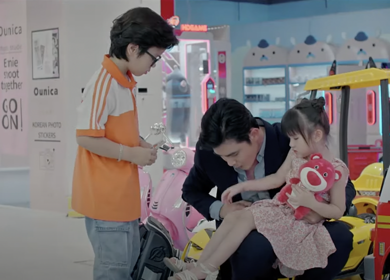 Nghĩa v&ocirc; t&igrave;nh chạm mặt con g&aacute;i ruột l&agrave; b&eacute; Kitty.