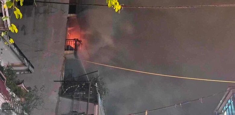 Cháy nhà nhiều tầng ở Định Công Hạ, nghi có người mắc kẹt- Ảnh 1. Cháy nhà nhiều tầng ở Định Công Hạ, nghi có người mắc kẹt- Ảnh 1.