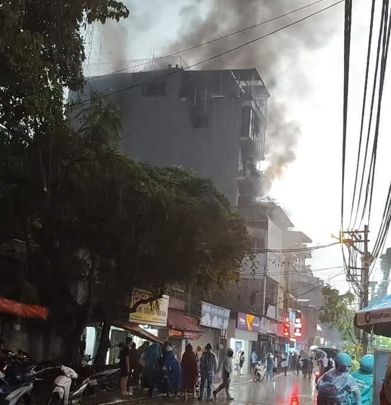 Hiện trường vụ cháy nhà 6 tầng ở Định Công Hạ, nghi có người mắc kẹt- Ảnh 2. Hiện trường vụ cháy nhà 6 tầng ở Định Công Hạ, nghi có người mắc kẹt- Ảnh 2.