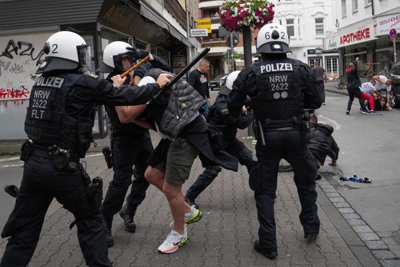 EURO 2024: Bạo loạn kinh ho&agrave;ng, m&aacute;u đ&atilde; đổ trước trận Anh gặp Serbia- Ảnh 1.