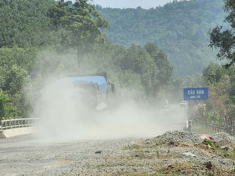 Đường ven biển qua H&agrave; Tĩnh hư hỏng đang chờ... chọn nh&agrave; thầu xử l&yacute;- Ảnh 1.