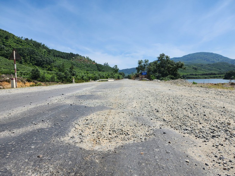 Đường ven biển qua H&agrave; Tĩnh hư hỏng đang chờ... chọn nh&agrave; thầu xử l&yacute;- Ảnh 4.