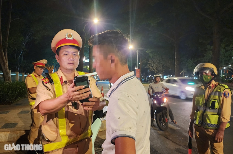 Bữa tối uống rượu thuốc, người đ&agrave;n &ocirc;ng ở Đắk Lắk bị tạm giữ phương tiện- Ảnh 6.