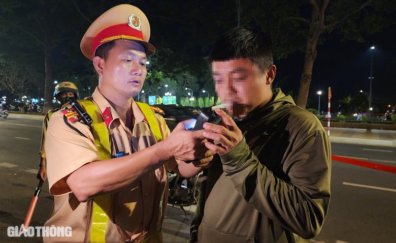 Bữa tối uống rượu thuốc, người đ&agrave;n &ocirc;ng ở Đắk Lắk bị tạm giữ phương tiện- Ảnh 8.