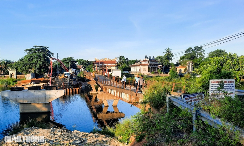 Cầu mới thay thế cầu cũ bị l&uacute;n v&otilde;ng cả m&eacute;t lỡ hẹn c&aacute;n đ&iacute;ch cuối th&aacute;ng 6- Ảnh 1.