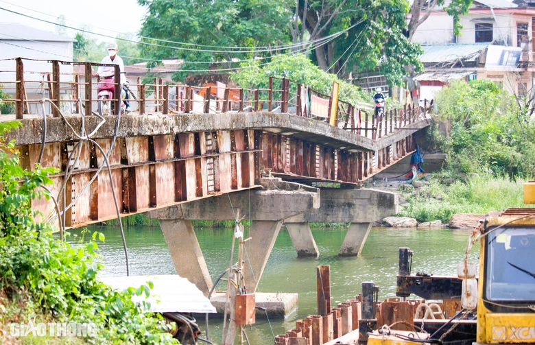 Cầu mới thay thế cầu cũ bị l&uacute;n v&otilde;ng cả m&eacute;t lỡ hẹn c&aacute;n đ&iacute;ch cuối th&aacute;ng 6- Ảnh 2.