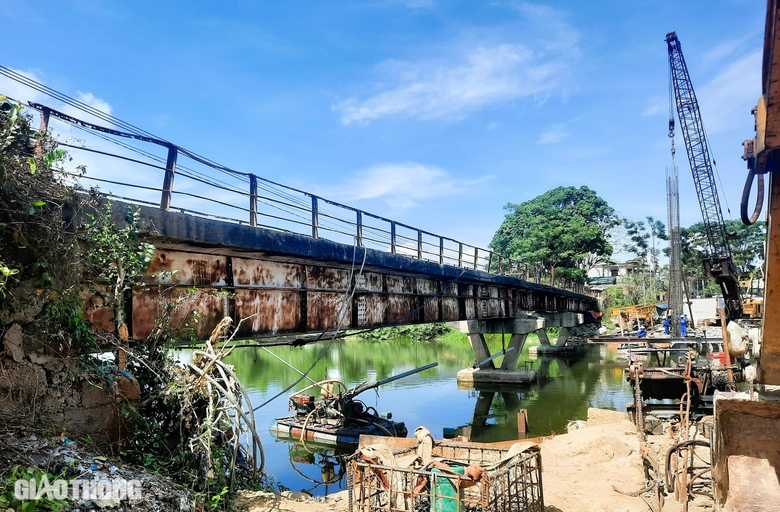 Cầu mới thay thế cầu cũ bị l&uacute;n v&otilde;ng cả m&eacute;t lỡ hẹn c&aacute;n đ&iacute;ch cuối th&aacute;ng 6- Ảnh 5.