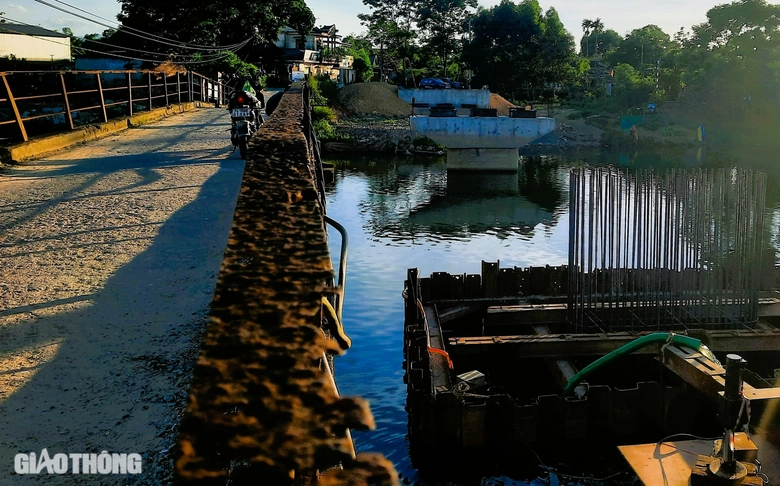 Cầu mới thay thế cầu cũ bị l&uacute;n v&otilde;ng cả m&eacute;t lỡ hẹn c&aacute;n đ&iacute;ch cuối th&aacute;ng 6- Ảnh 8.