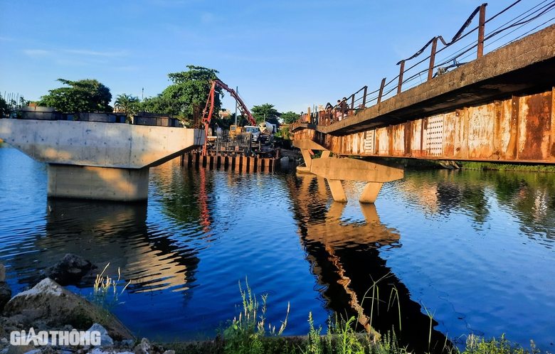 Cầu mới thay thế cầu cũ bị l&uacute;n v&otilde;ng cả m&eacute;t lỡ hẹn c&aacute;n đ&iacute;ch cuối th&aacute;ng 6- Ảnh 10.