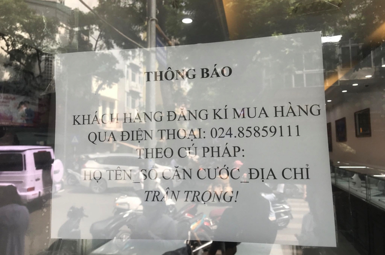 SJC bất ngờ đ&oacute;ng cửa, kh&aacute;ch mua v&agrave;ng miếng lẫn nữ trang c&ugrave;ng ngậm ng&ugrave;i ra về- Ảnh 3.