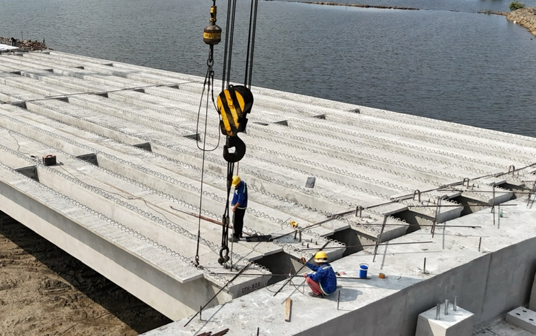 Cầu Phước An sau một năm khởi c&ocirc;ng, b&ecirc;n rầm rộ b&ecirc;n chờ mặt bằng- Ảnh 3.