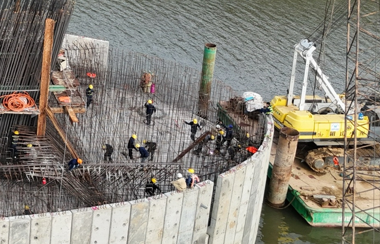 Cầu Phước An sau một năm khởi c&ocirc;ng, b&ecirc;n rầm rộ b&ecirc;n chờ mặt bằng- Ảnh 2.