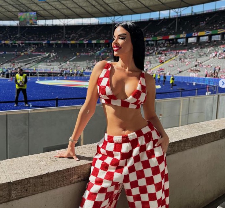 Cựu hoa hậu Croatia khoe th&acirc;n h&igrave;nh "rực lửa" tại EURO 2024- Ảnh 8.