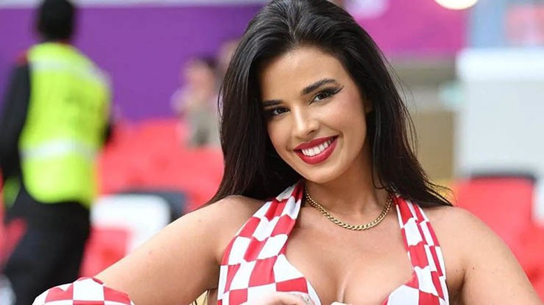 Cựu hoa hậu Croatia khoe th&acirc;n h&igrave;nh "rực lửa" tại EURO 2024- Ảnh 2.