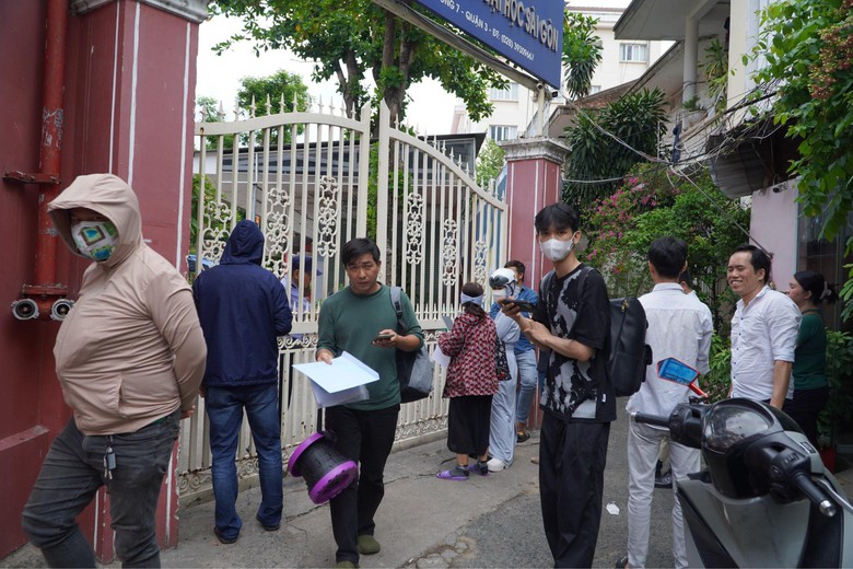 TP.HCM: Vợ chồng "cắm chốt" ở trường một ng&agrave;y để mua hồ sơ lớp 1 cho con- Ảnh 2.