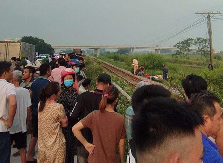 Người đ&agrave;n &ocirc;ng đi xe m&aacute;y bị t&agrave;u đ&acirc;m tử vong ở Hưng Y&ecirc;n- Ảnh 1.