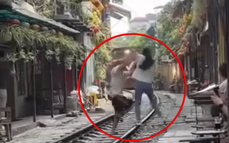 Th&oacute;t tim cảnh nữ du kh&aacute;ch nước ngo&agrave;i lao ra đường ray khi t&agrave;u hỏa đến ở H&agrave; Nội- Ảnh 1.